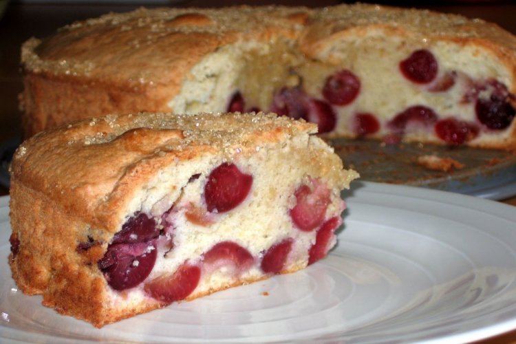 Заливной пирог с вишней на сухих дрожжах