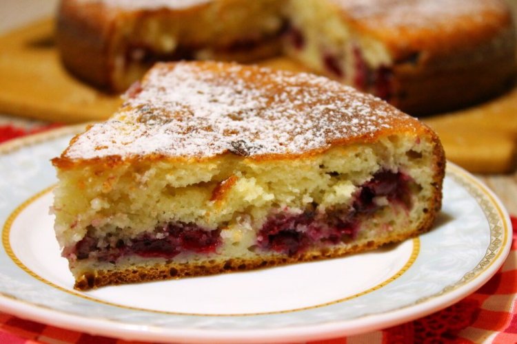 Заливной пирог с вишней на яйцах и сливках