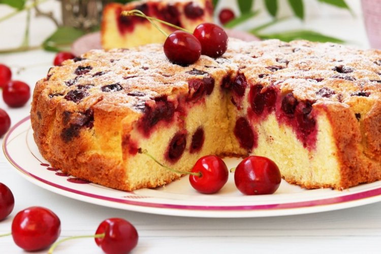 Заливной пирог с вишней на воде