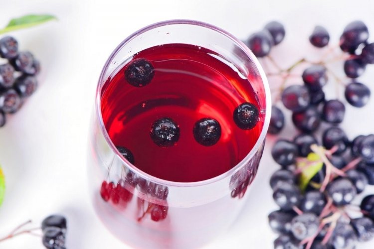 Компот из черноплодной рябины и красной смородины