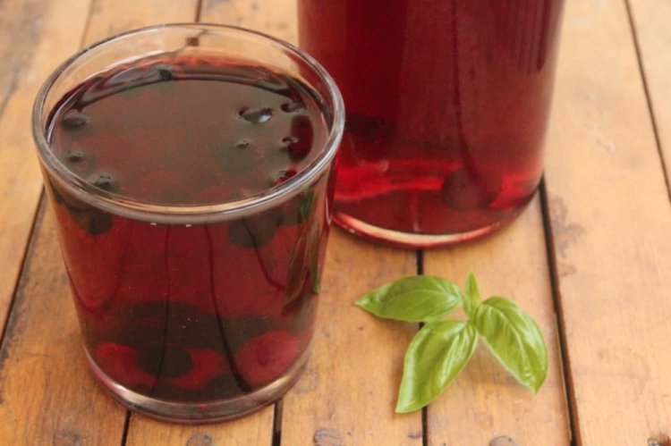 Компот из шиповника и черноплодной рябины