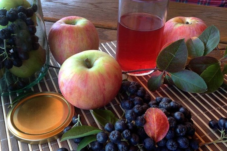 Компот из черноплодной рябины с мятой