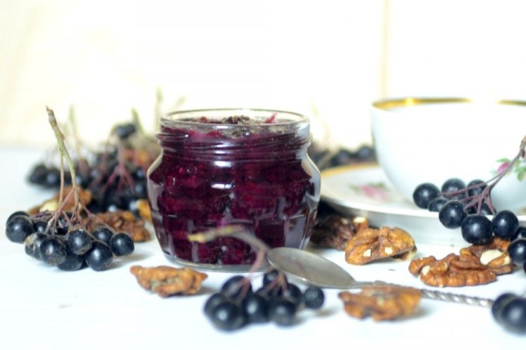 Варенье из черноплодной рябины с грецкими орехами