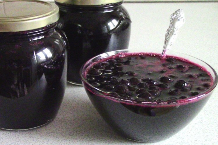 Варенье из черноплодной рябины с вишневыми листьями