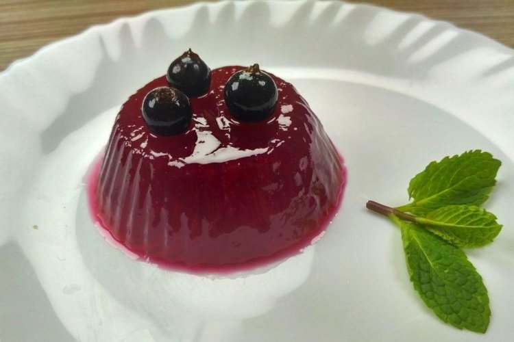 Желе из сока черной смородины с желатином