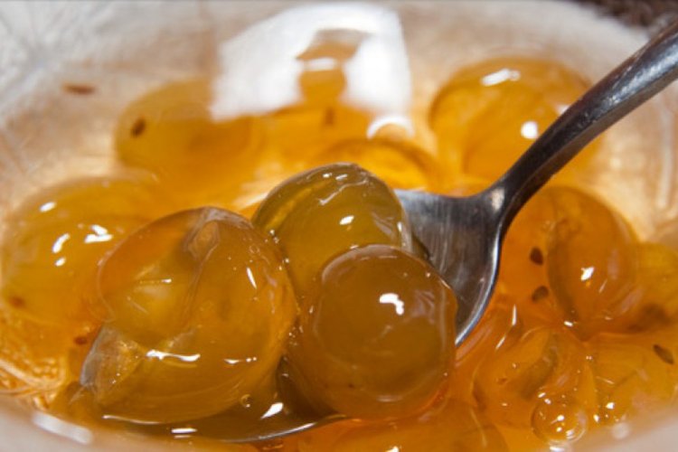 Желе из крыжовника с желатином в бокалах