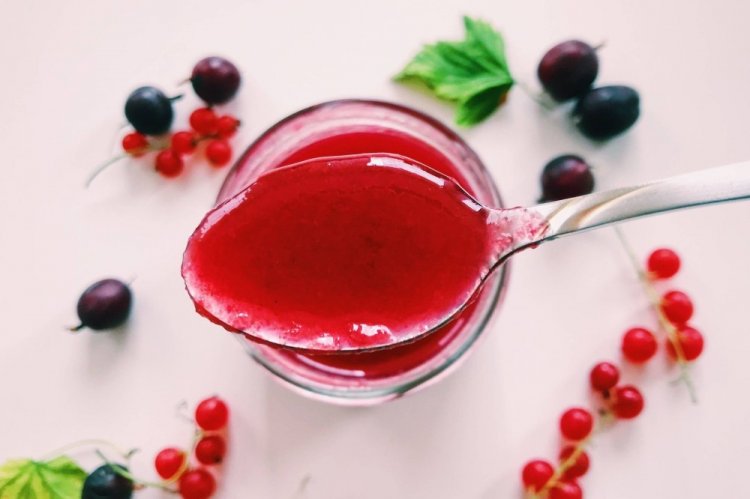 Желе из крыжовника и красной смородины с желатином