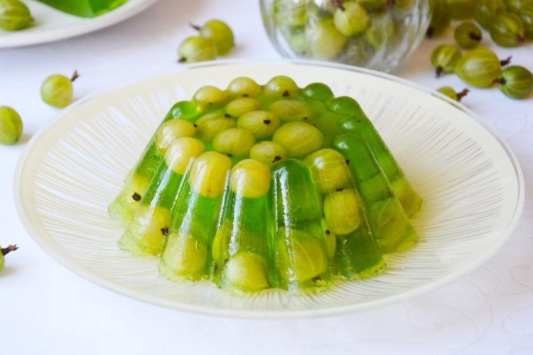 Изумрудное желе из крыжовника на десерт