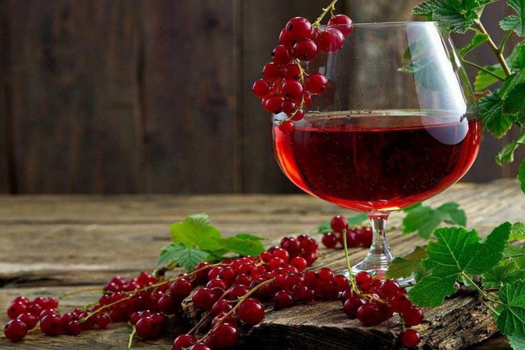 Наливка из вяленой красной смородины