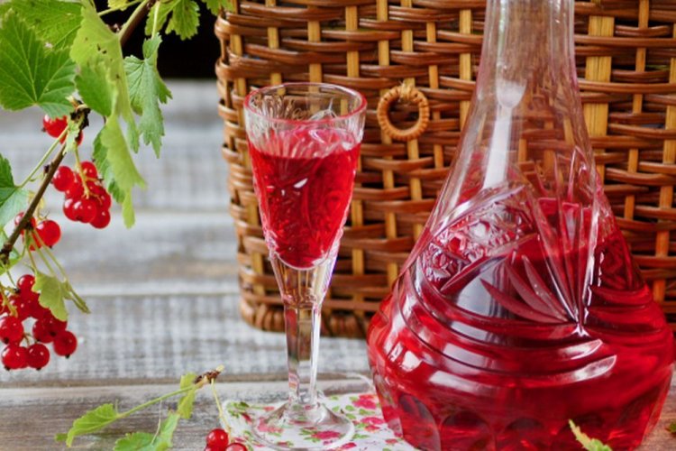 Наливка из сока красной смородины с сахаром и водкой