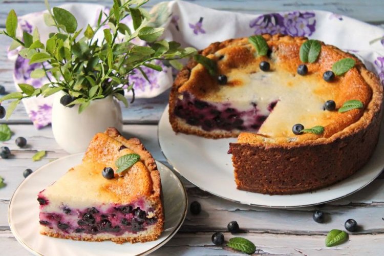 Черничный заливной пирог на кефире и сметане