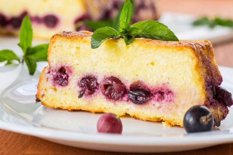 Заливной пирог с крыжовником и смородиной на сливках