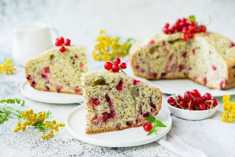 Заливной пирог с красной смородиной и маком