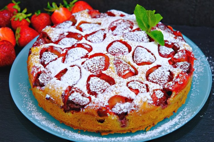 Заливной пирог с клубникой на сметане и майонезе