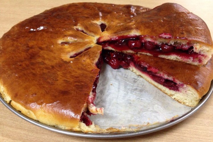 Заливной пирог с ягодами на живых дрожжах и молоке