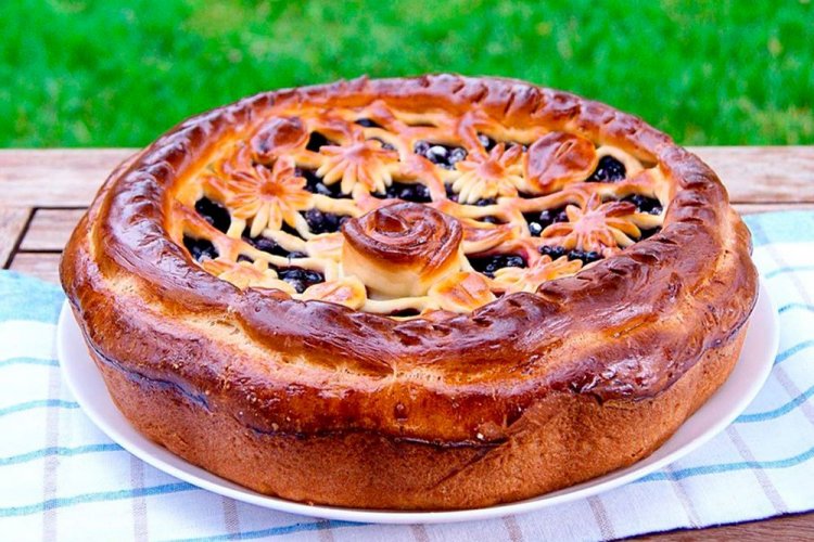 Сдобный пирог с черникой на дрожжах и сметане