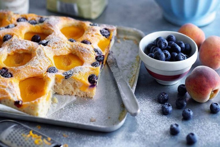 Пирог с черникой и персиками