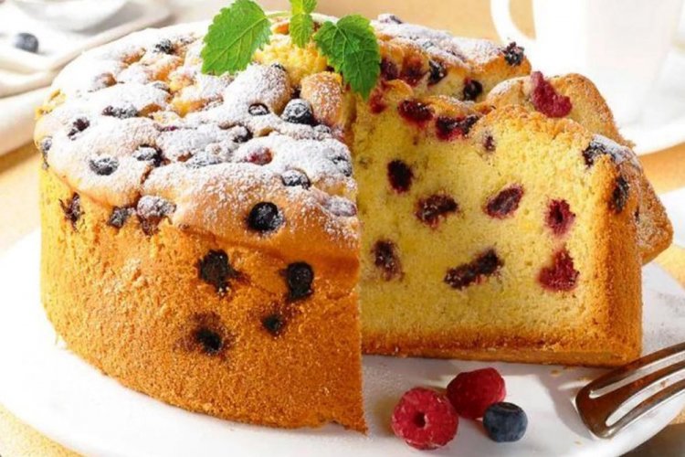 Бисквитный пирог с черникой и малиной