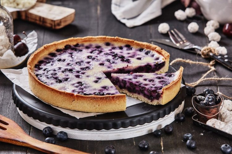 Песочный пирог с черникой и заливкой из сметаны