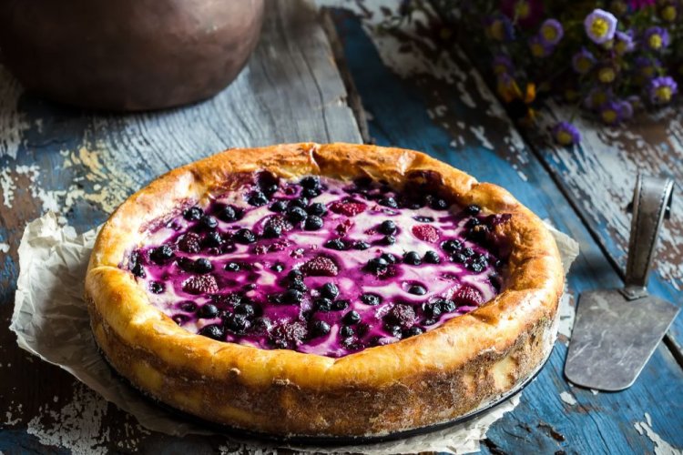 Песочный пирог с черникой и малиной