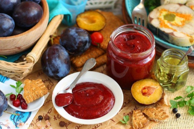 Кисло-сладкий соус из слив, клюквы и помидоров