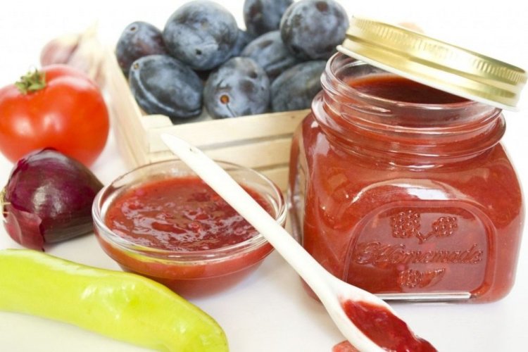 Соус из слив, помидоров, лука и сладкого перца