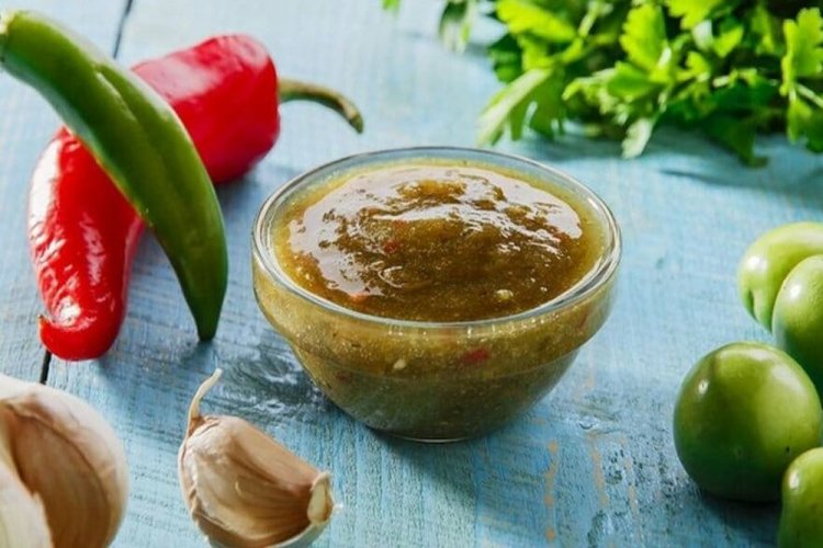 Ткемали из зеленых слив с острым перцем и чесноком