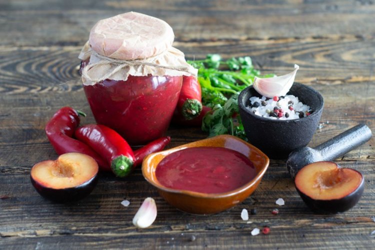 Соус из слив с кинзой, острым перцем и чесноком