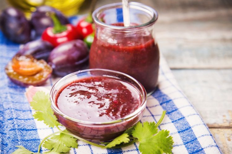 Соус из слив, болгарского перца, лука и кинзы