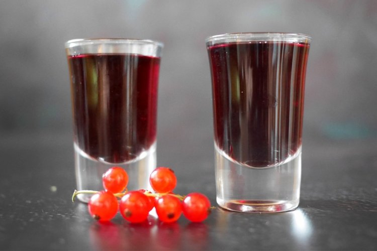 Ликер из красной смородины с листьями вишни и малины