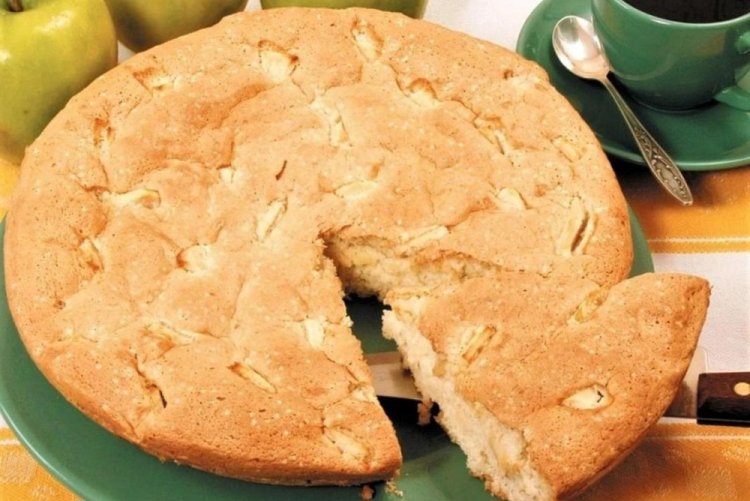 Заливной пирог с яблоками без яиц