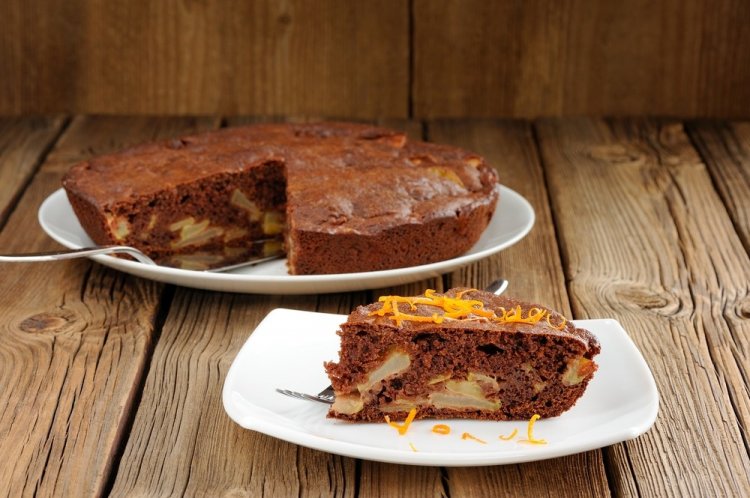 Шоколадный заливной пирог с яблоками