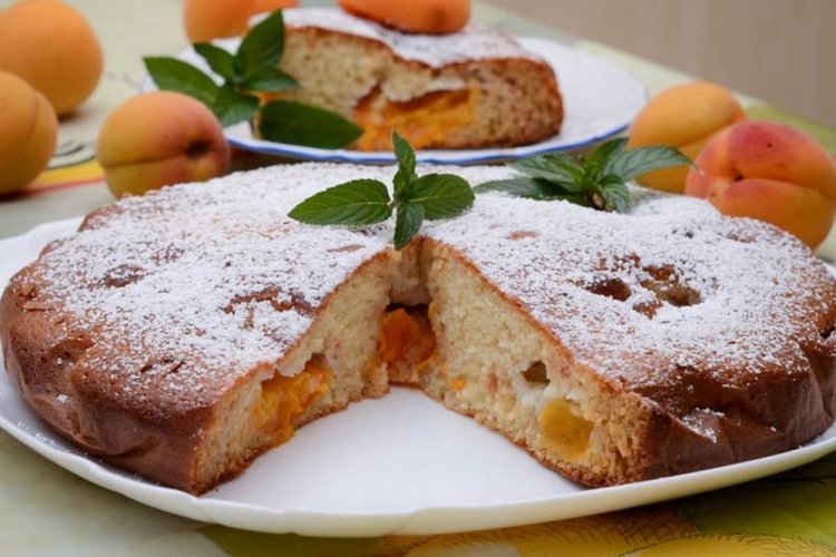 Заливной пирог с абрикосами на кефире