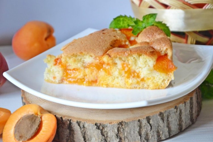 Заливной пирог с абрикосами на манке