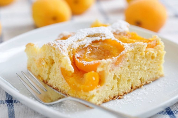 Заливной пирог с абрикосами на йогурте