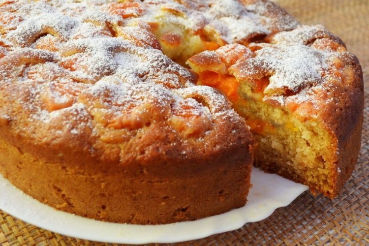 Заливной пирог с абрикосами на сметане