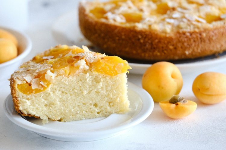Заливной пирог с абрикосами на сливочном масле