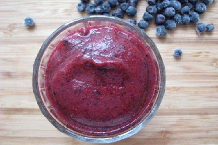 Замороженное пюре из черники с сахаром