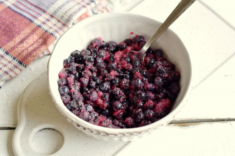 Целые ягоды черники в сахаре на зиму