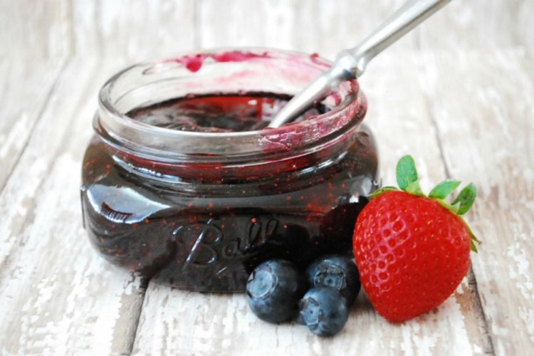 Черника с сахаром и клубникой без варки