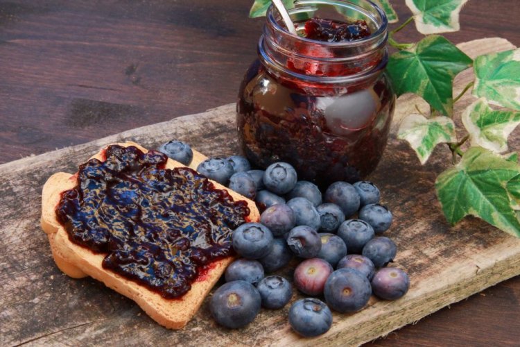 Черника с анисом, лимонной цедрой и сахаром