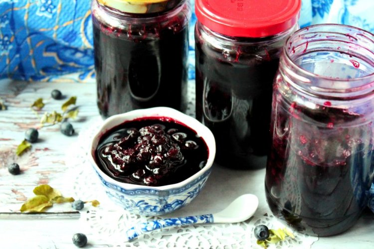 Черника с сахаром и корицей на зиму