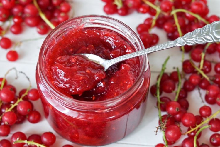 Красная смородина с сахаром и корицей