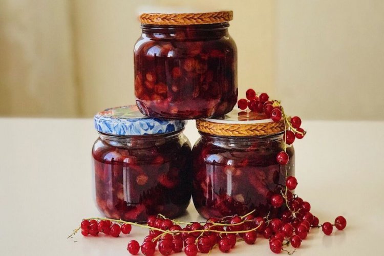 Красная смородина с грецкими орехами без варки