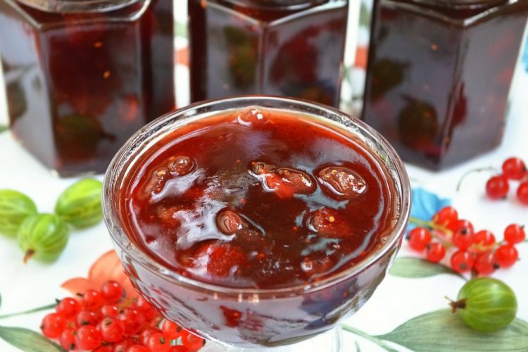 Сырое варенье из красной смородины, крыжовника и клубники