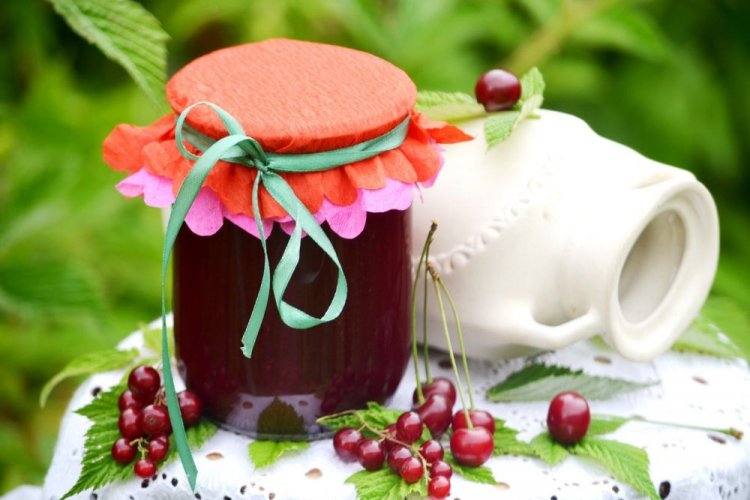 Красная смородина с вишней и сахаром