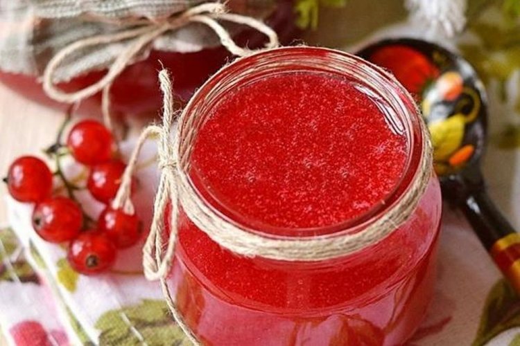 Красная смородина, протертая с сахаром и медом