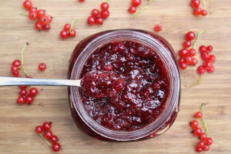 Сырое варенье из красной смородины с ванилью