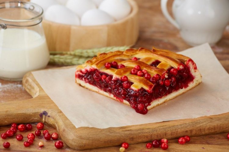 Сдобный пирог с брусникой