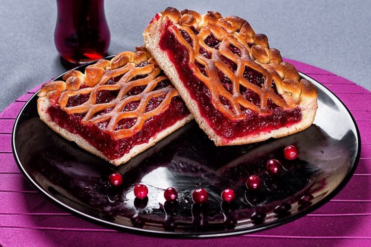 Брусничный пирог на сухих дрожжах и простокваше